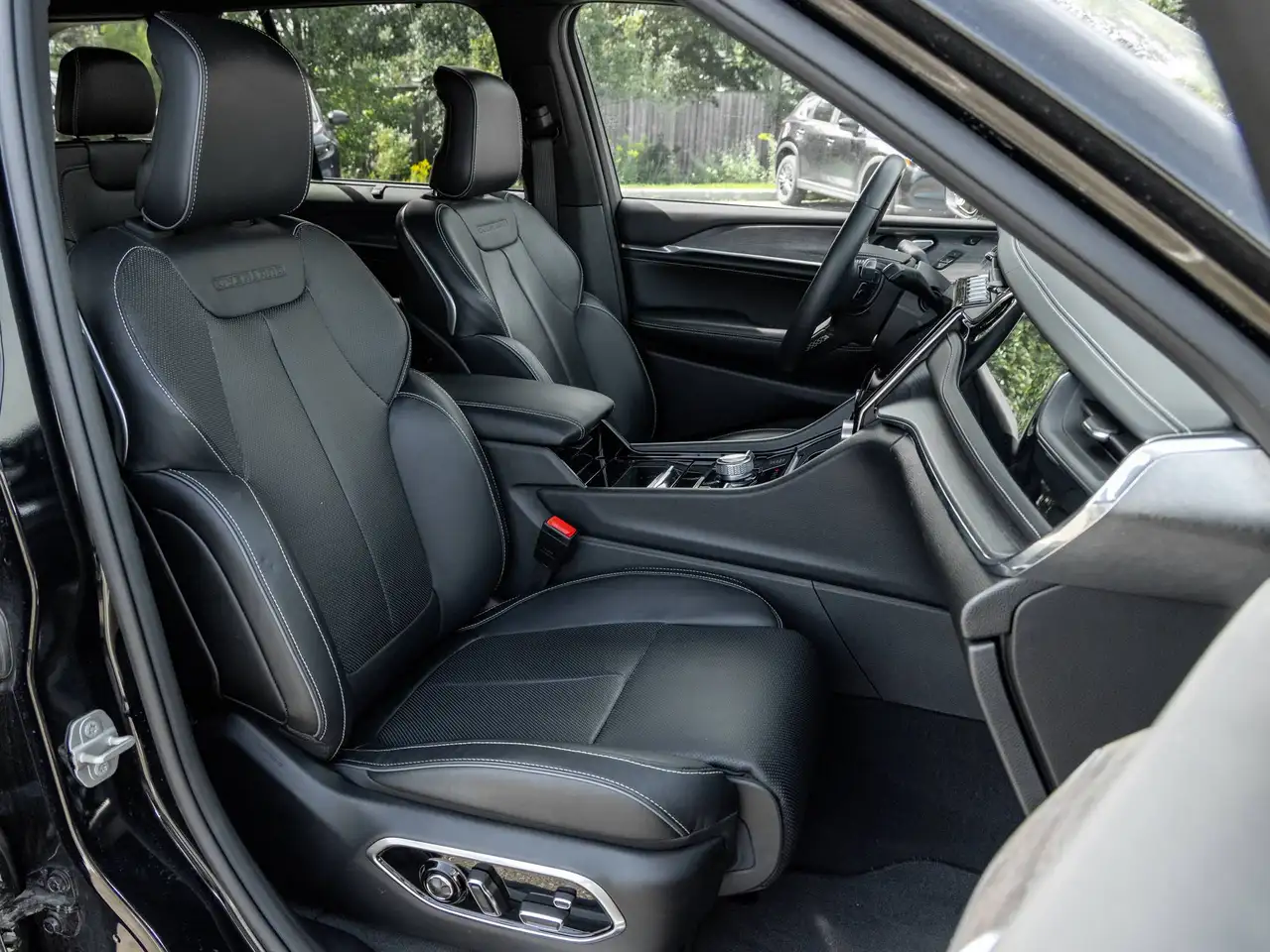 Jeep Grand Cherokee - Image 32