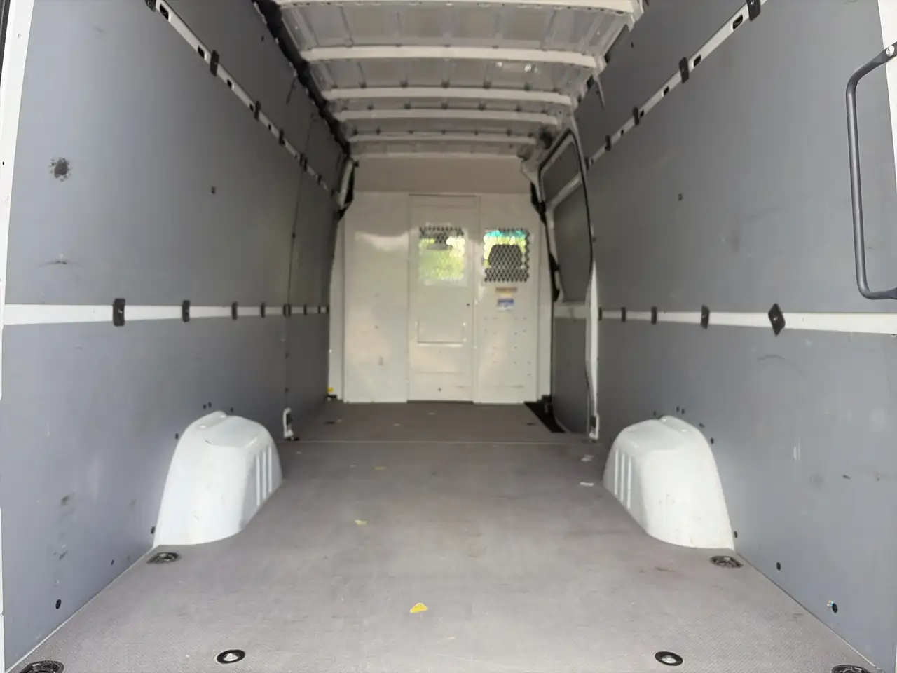 Mercedes-Benz Sprinter - Image 15