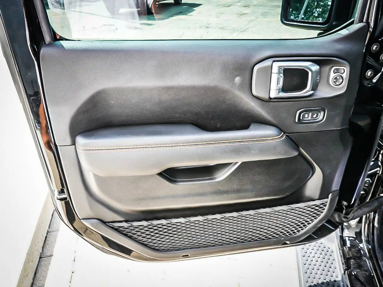 Jeep Wrangler - Image 12