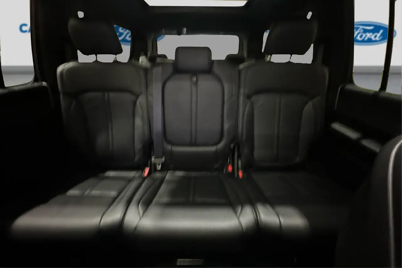 Jeep Grand Wagoneer - Image 14