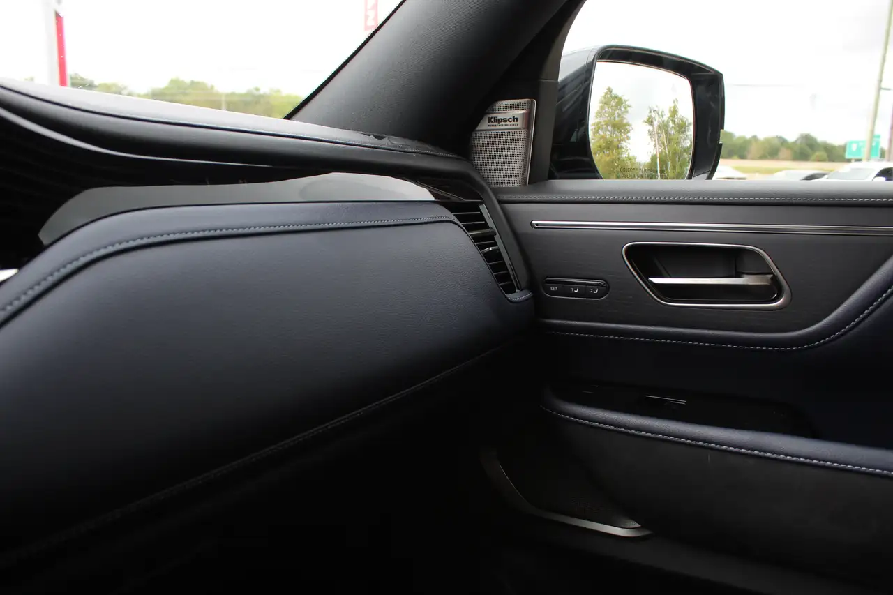 Infiniti QX80 - Image 24