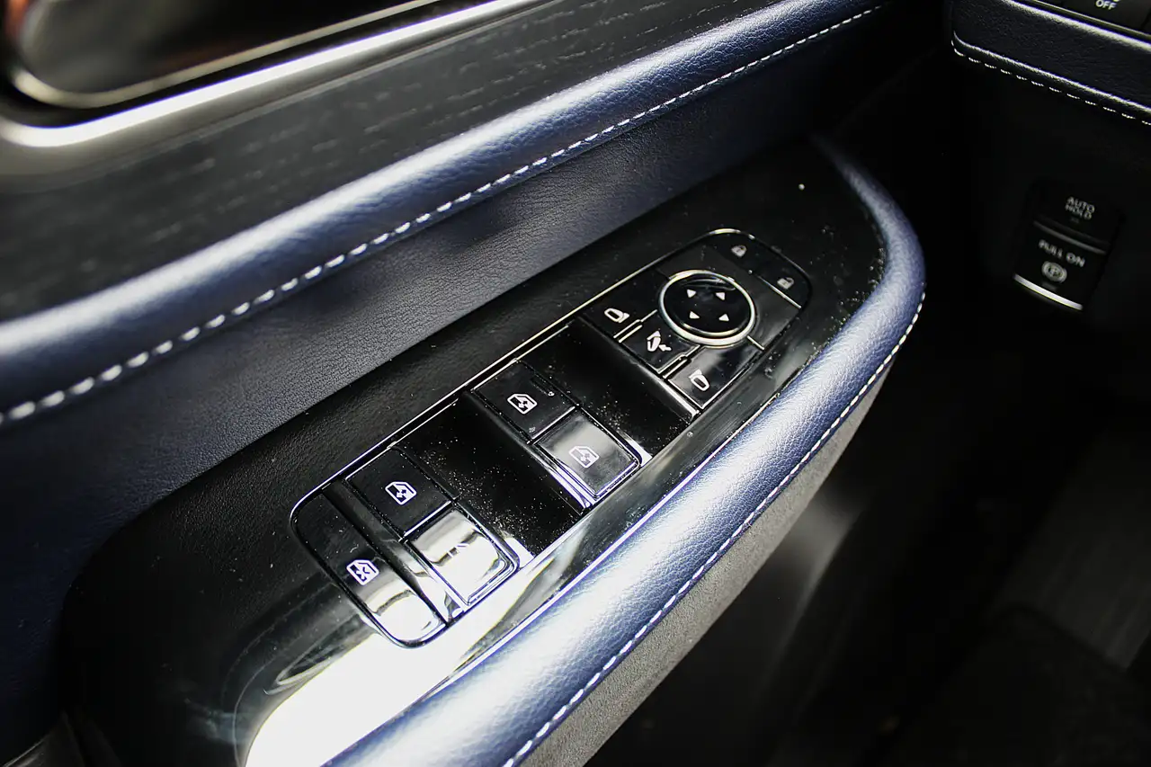 Infiniti QX80 - Image 21
