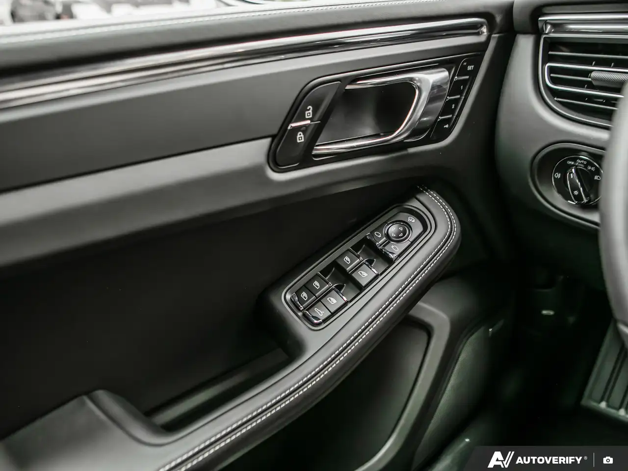 Porsche Macan - Image 17