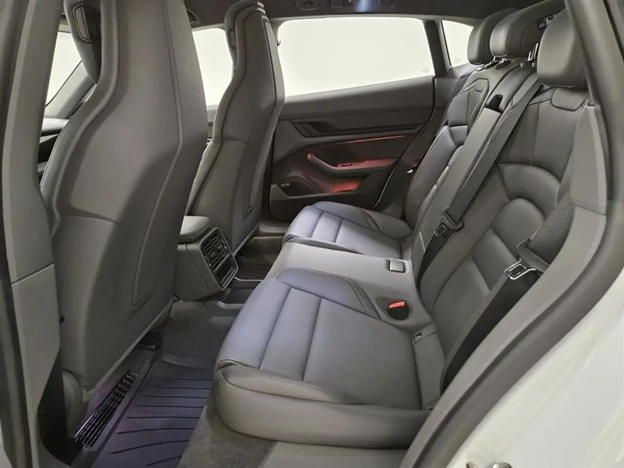 Porsche Taycan - Image 11