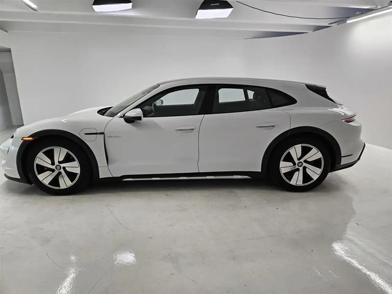 Porsche Taycan - Image 2