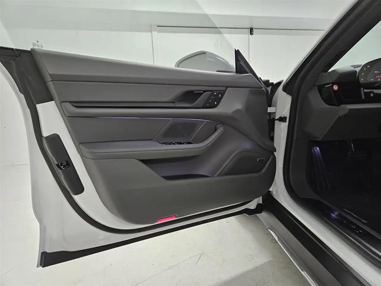 Porsche Taycan - Image 9