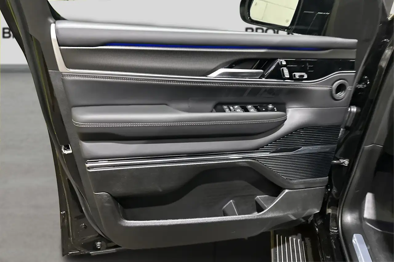 Jeep Grand Wagoneer - Image 20