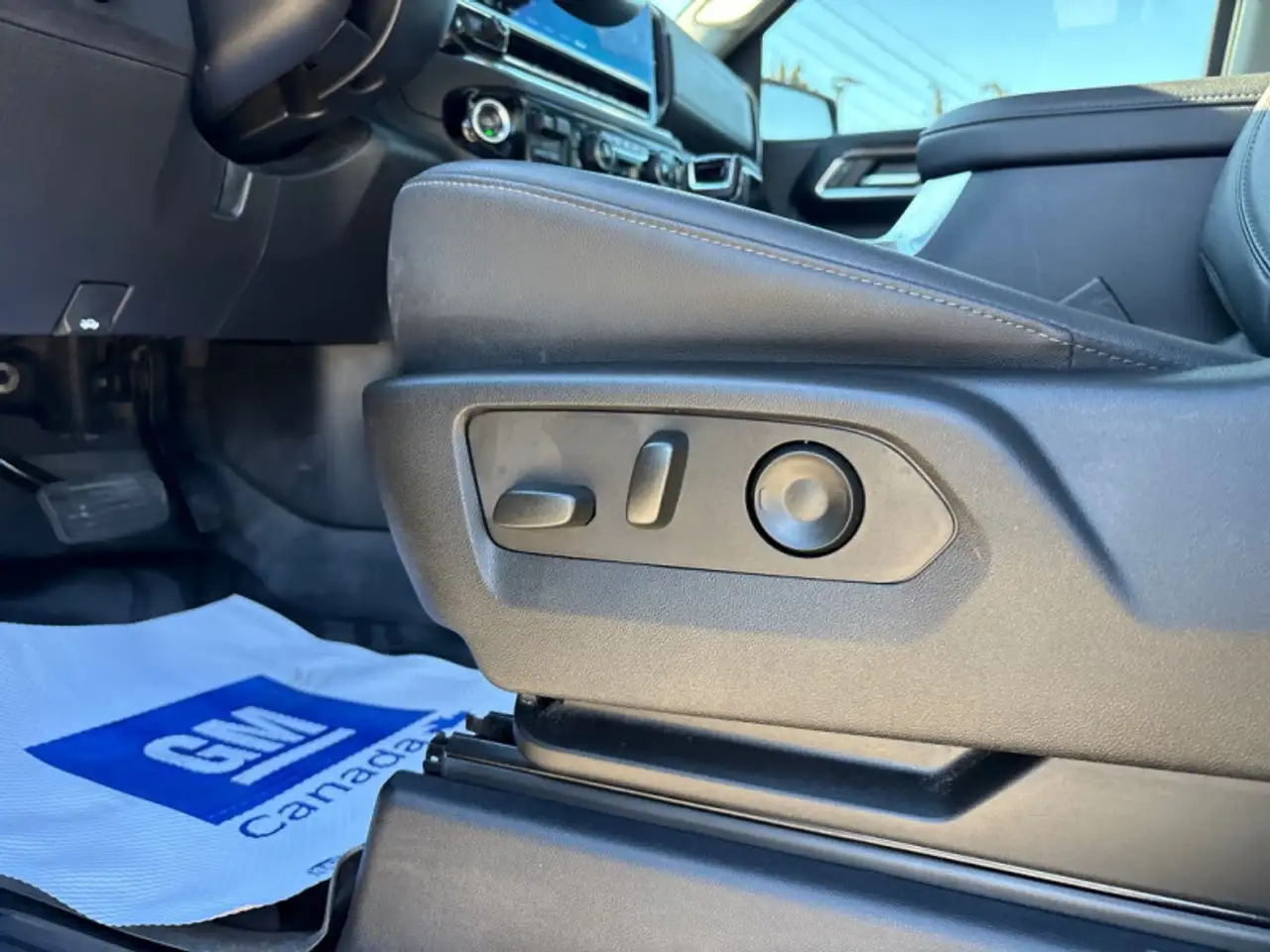 Chevrolet Silverado 1500 - Image 18