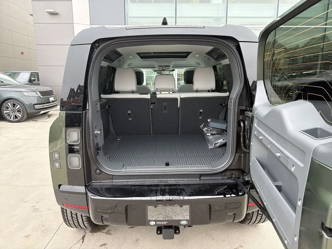 Land Rover Defender - Image 21