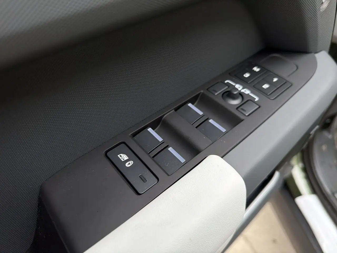 Land Rover Defender - Image 10