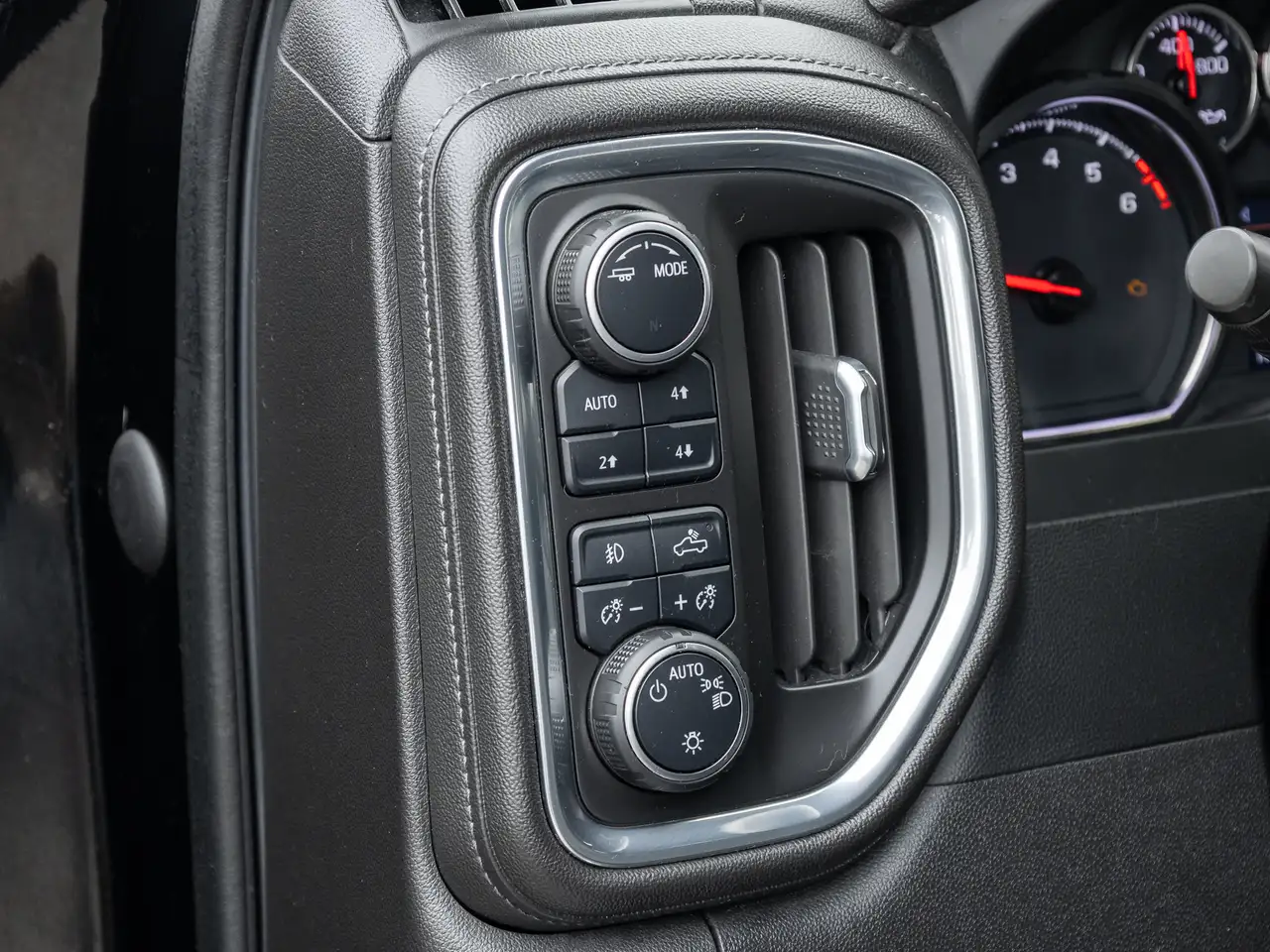 Chevrolet Silverado 1500 - Image 15