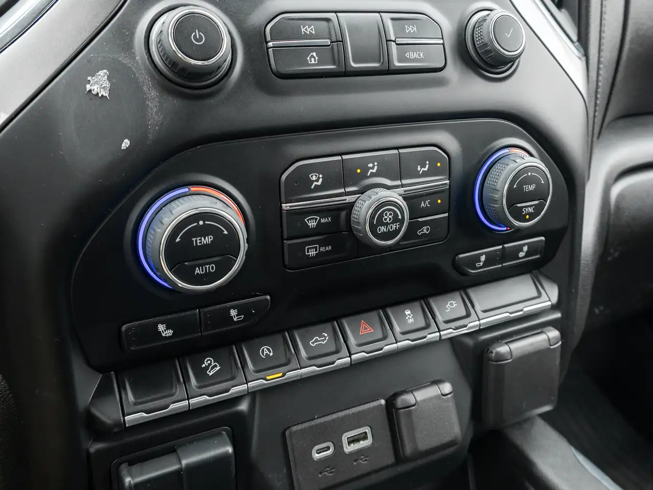 Chevrolet Silverado 1500 - Image 17