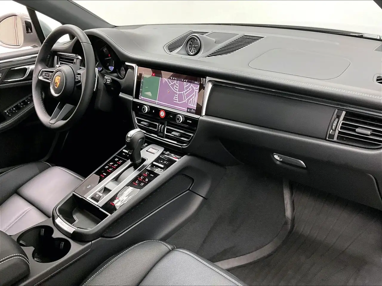 Porsche Macan - Image 27