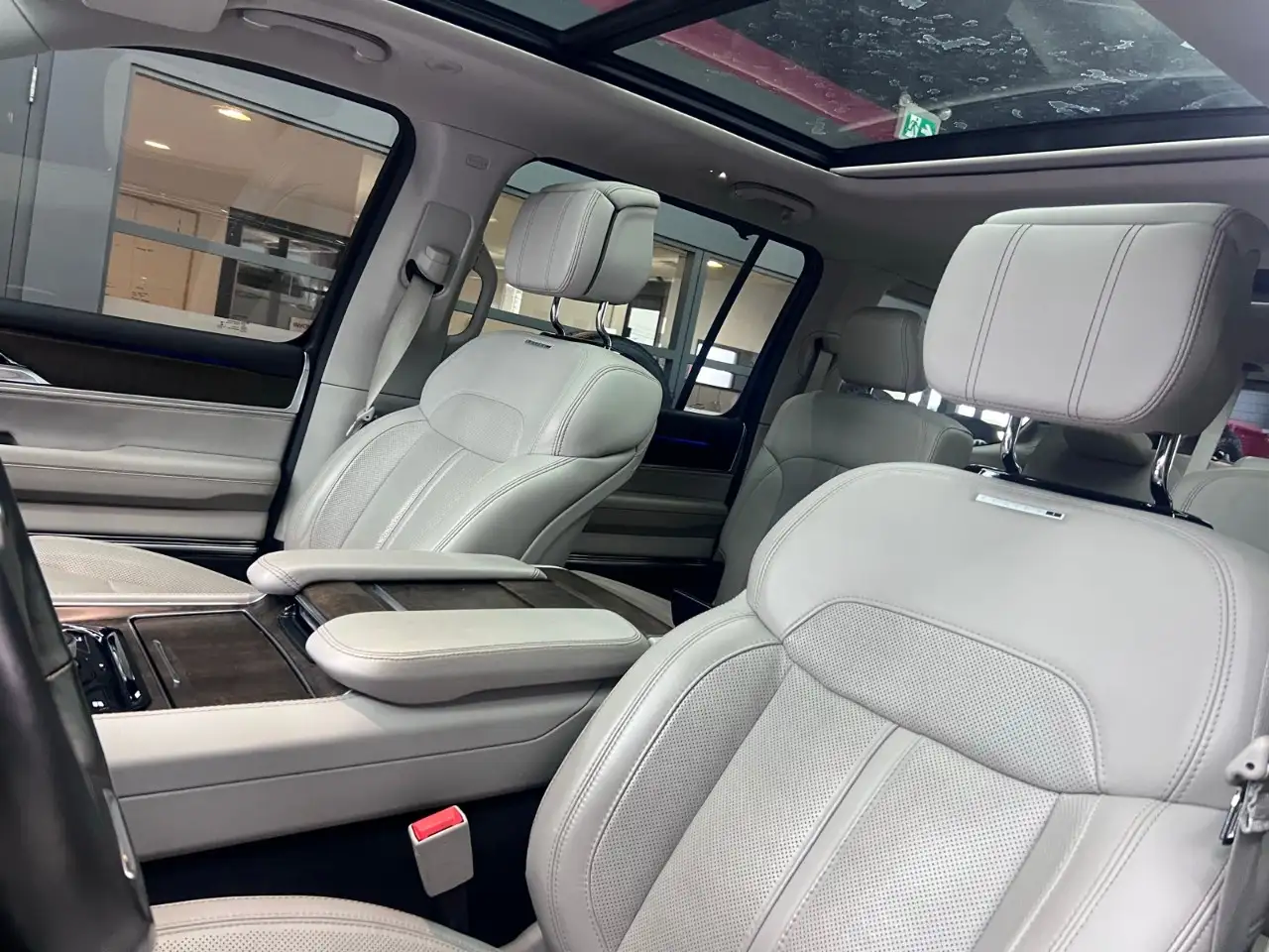 Jeep Grand Wagoneer - Image 23