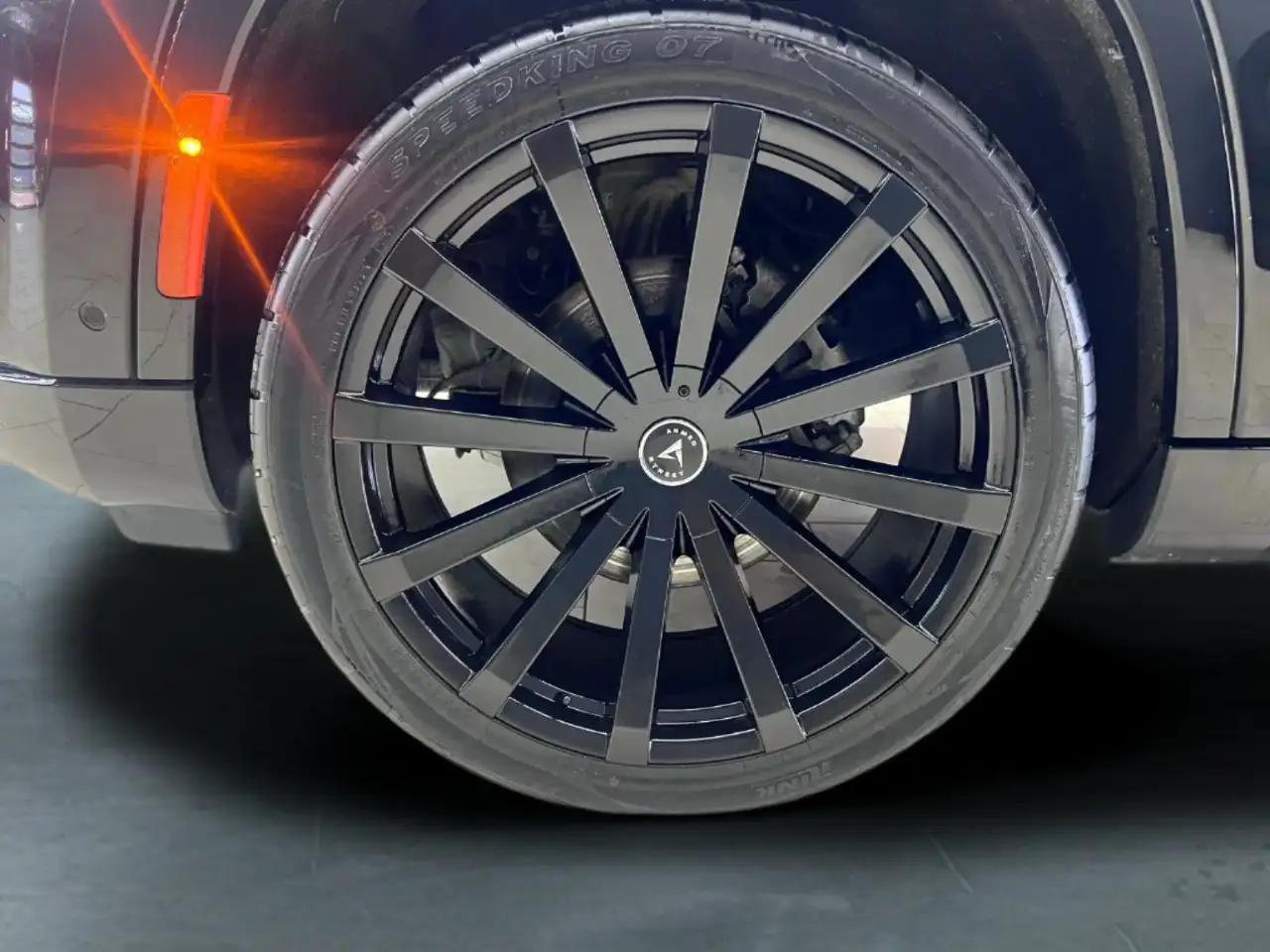 Jeep Grand Wagoneer - Image 11