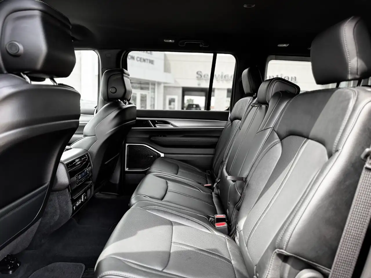 Jeep Grand Wagoneer - Image 12