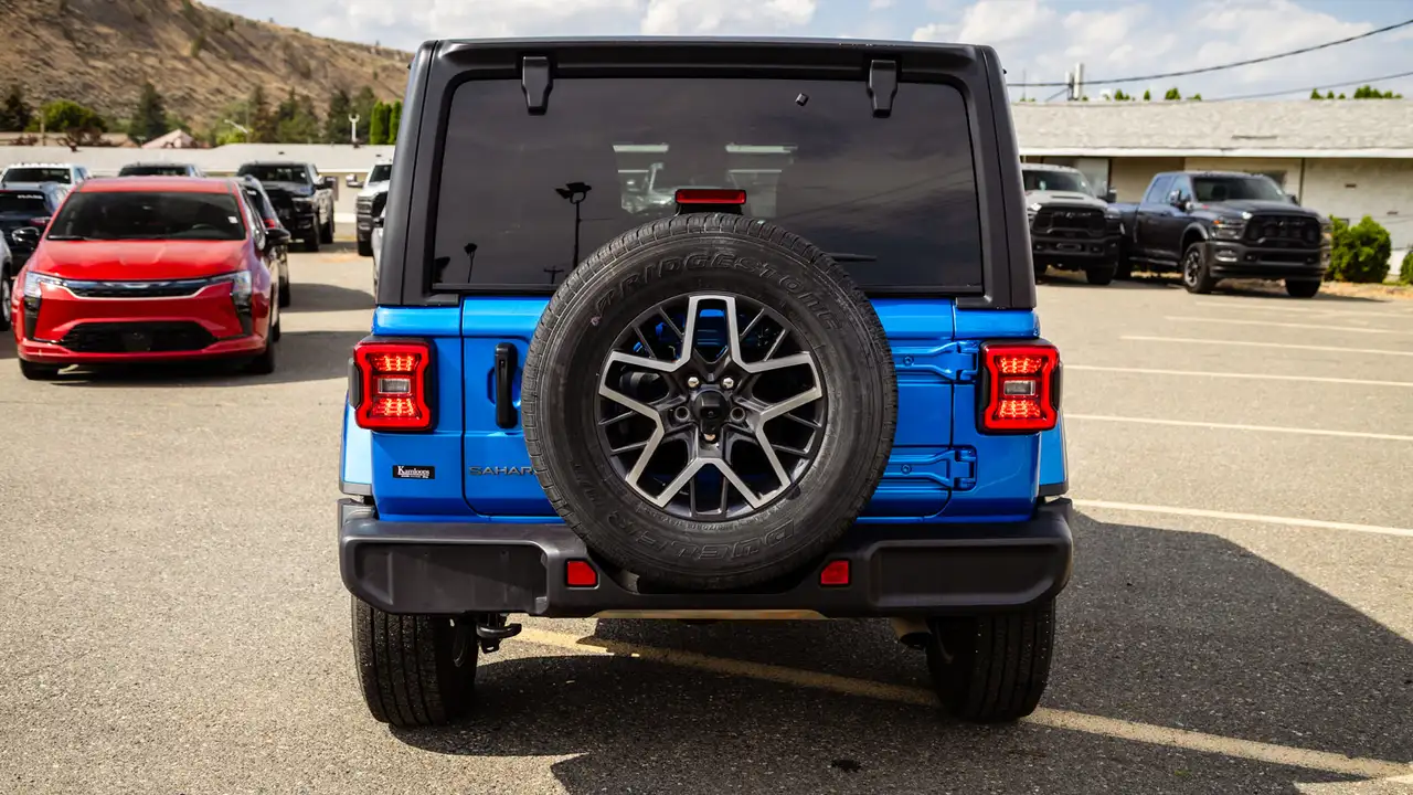 Jeep Wrangler - Image 11