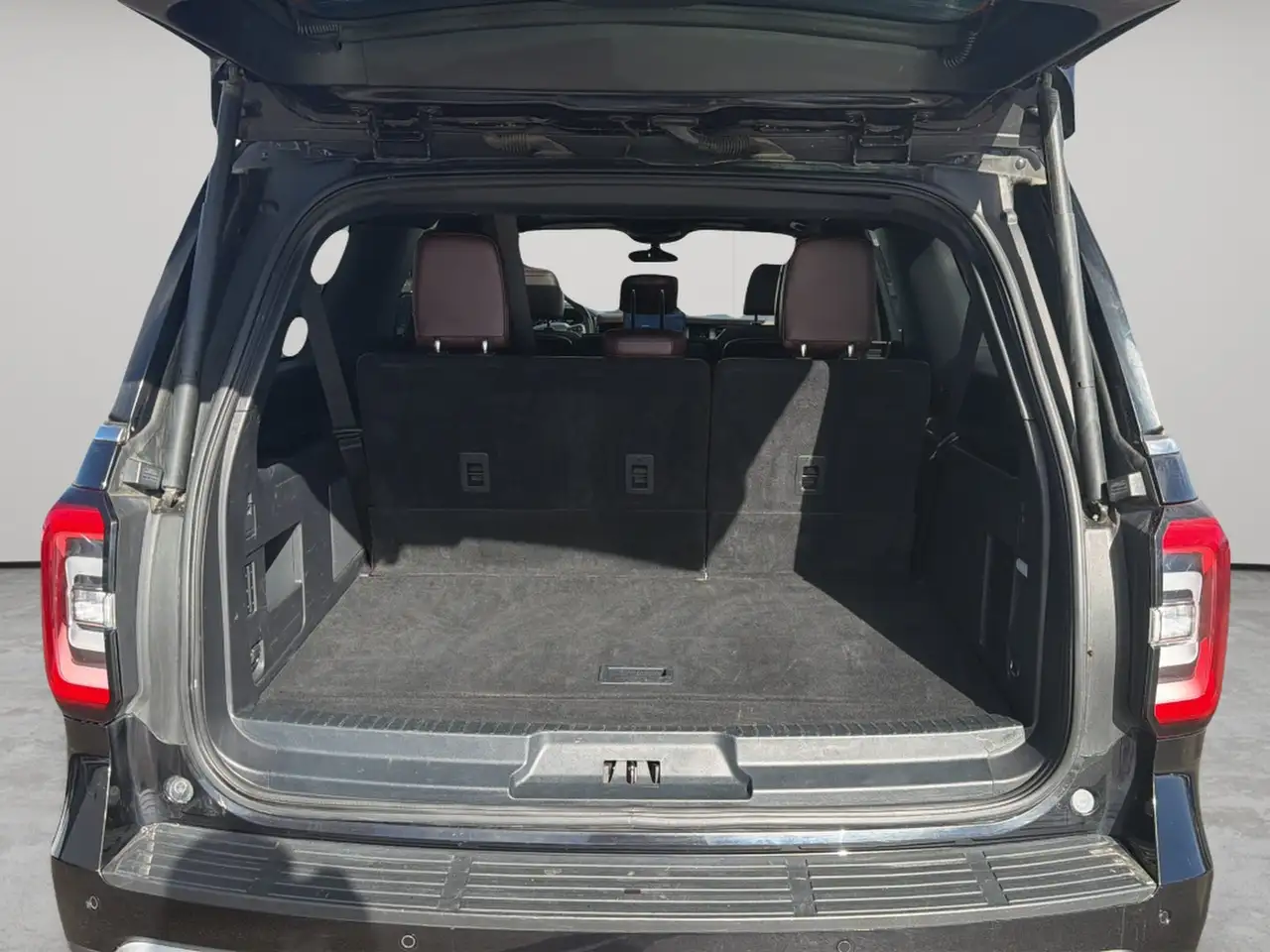 Ford Expedition - Image 26