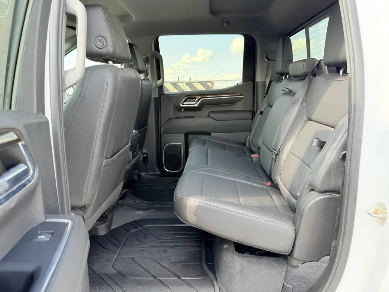 Chevrolet Silverado 1500 - Image 22
