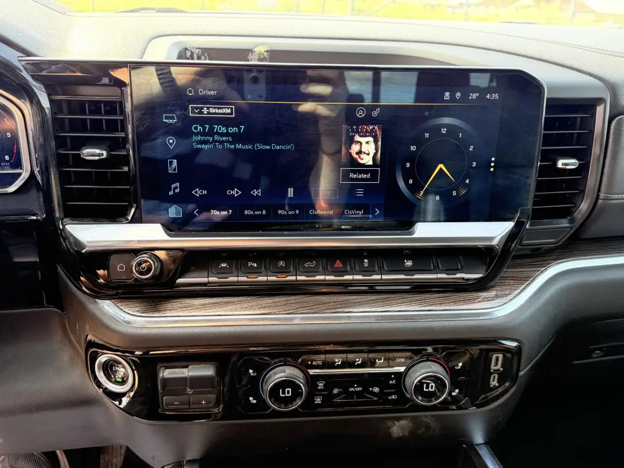 Chevrolet Silverado 1500 - Image 17