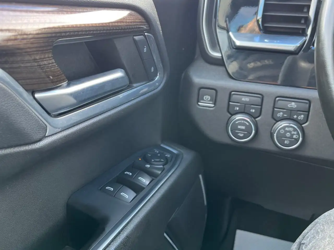 Chevrolet Silverado 1500 - Image 15