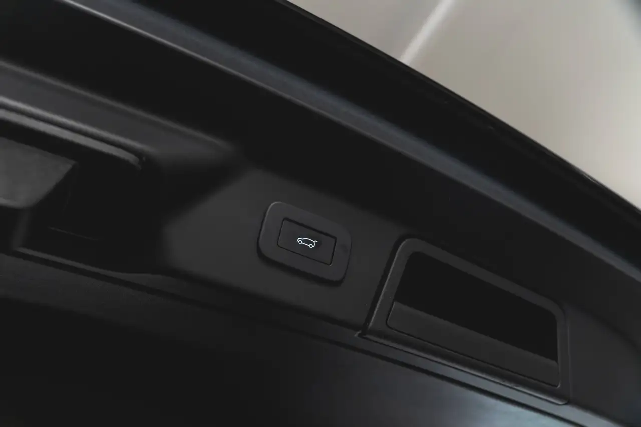 Land Rover Range Rover Velar - Image 22