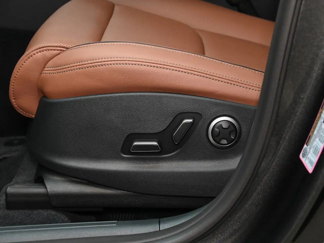 Genesis GV70 - Image 11