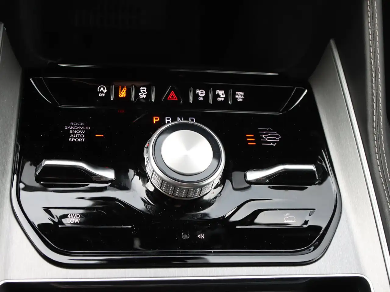 Jeep Grand Wagoneer - Image 15