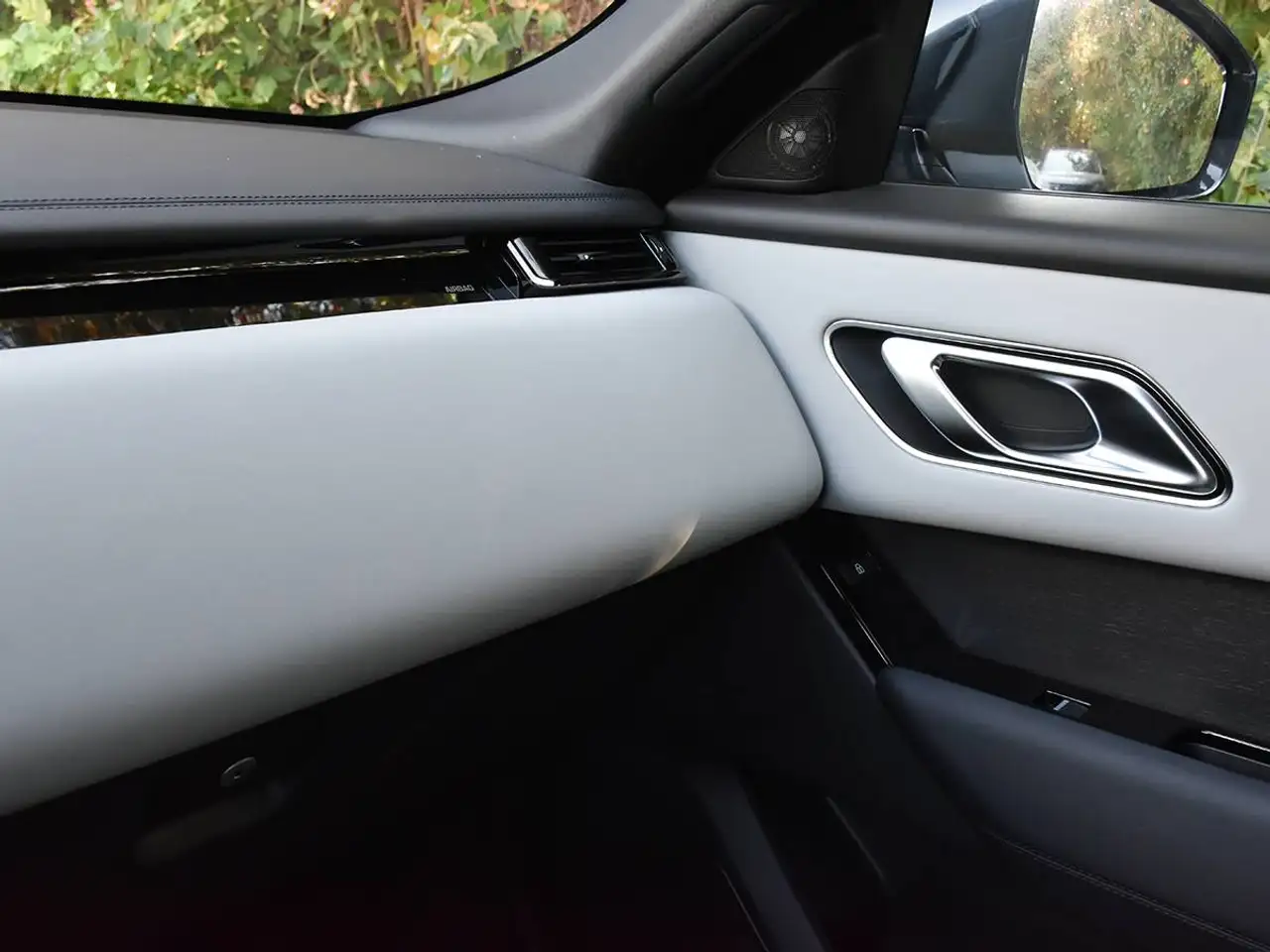 Land Rover Range Rover Velar - Image 26
