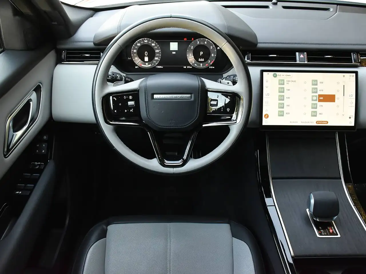 Land Rover Range Rover Velar - Image 16