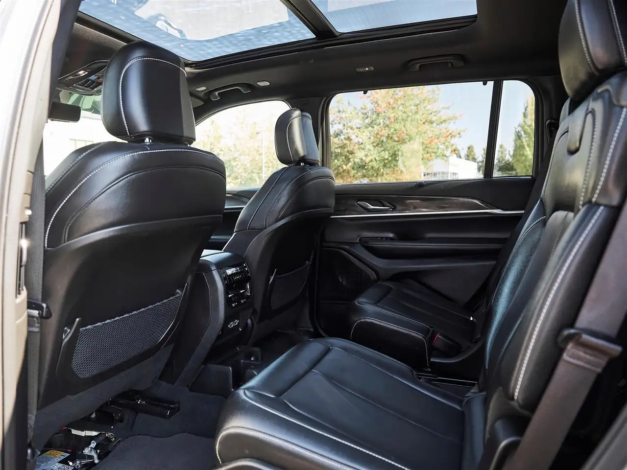 Jeep Grand Cherokee - Image 22