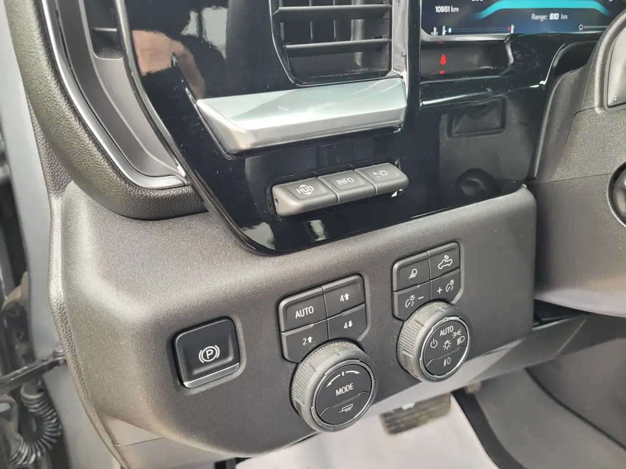 Chevrolet Silverado 1500 - Image 10