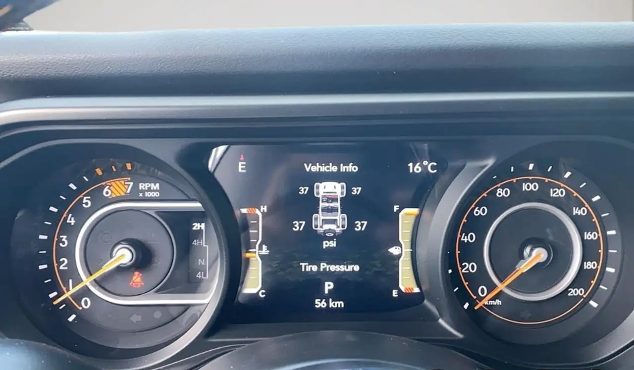 Jeep Wrangler - Image 13
