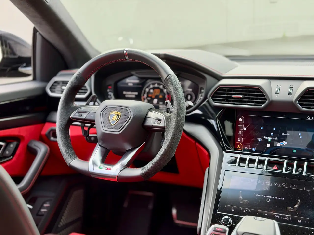 Lamborghini Urus - Image 15