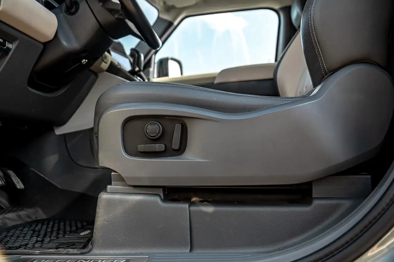 Land Rover Defender - Image 13