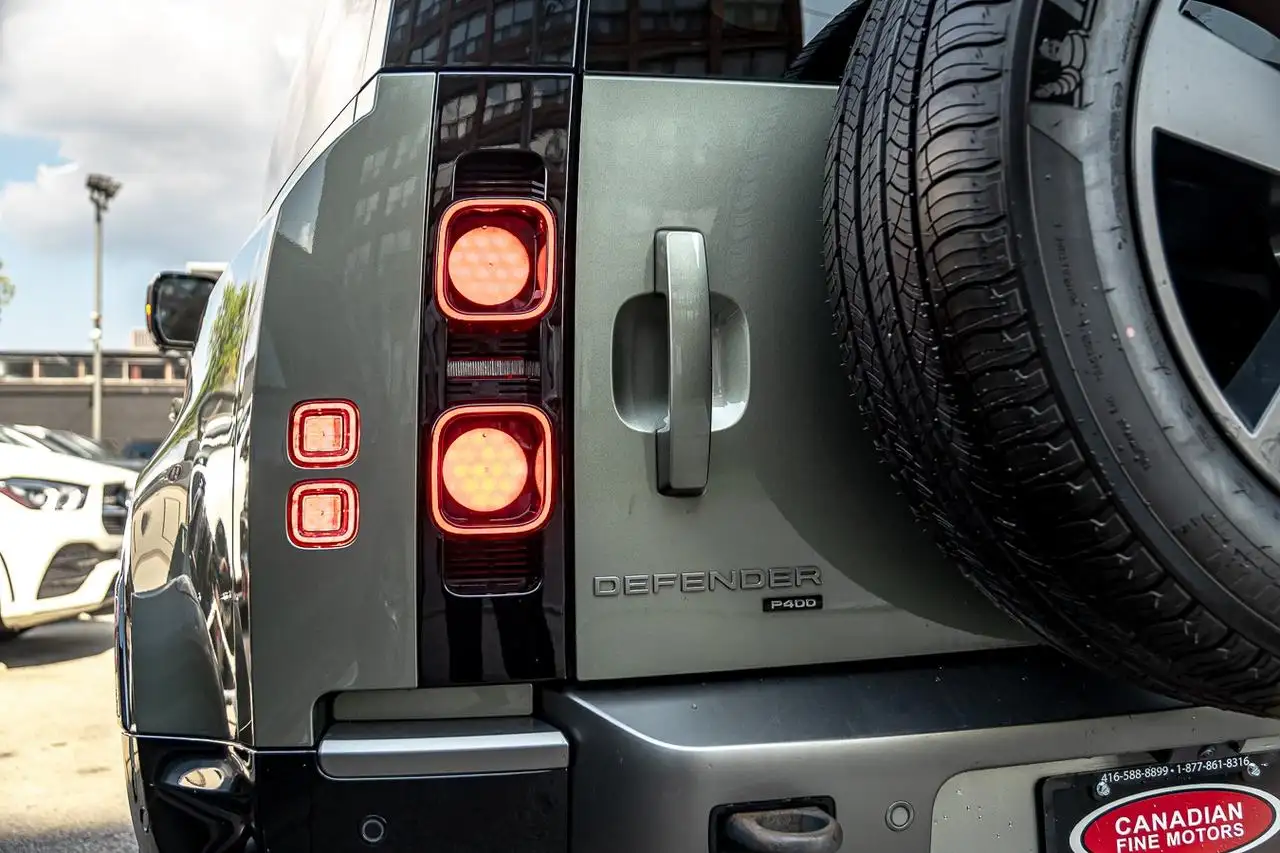 Land Rover Defender - Image 9