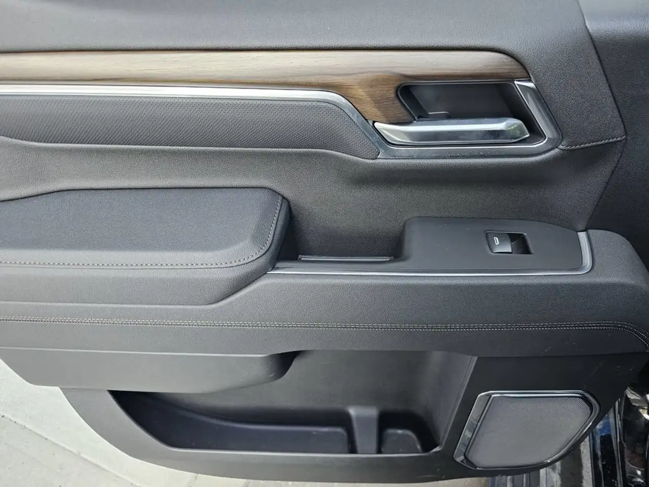 Chevrolet Silverado 1500 - Image 23