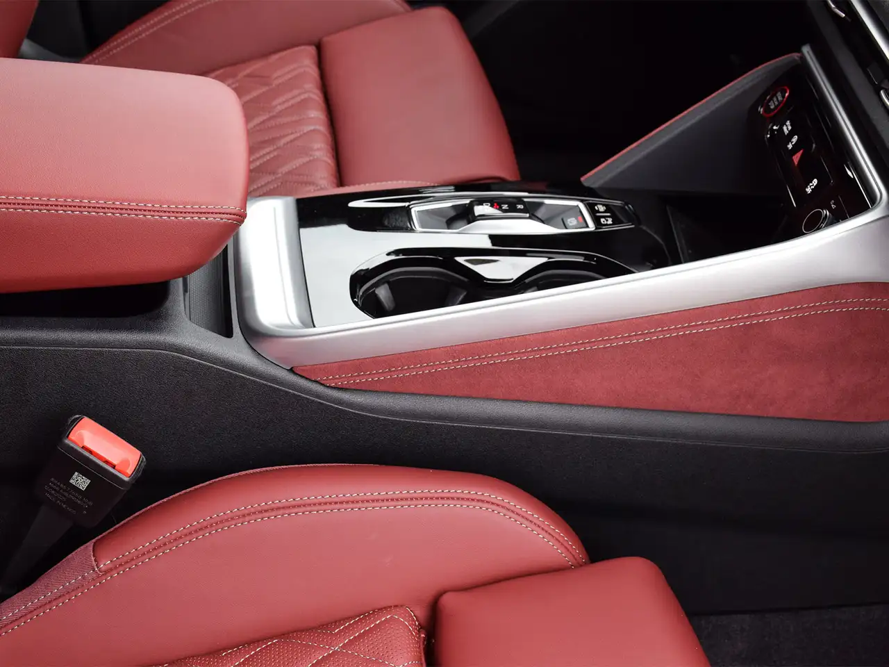 Audi SQ5 - Image 28