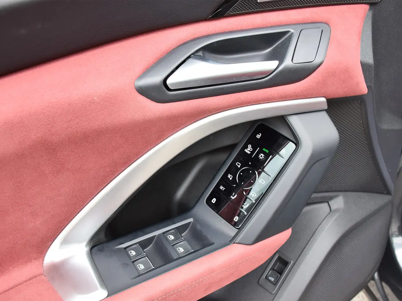 Audi SQ5 - Image 12