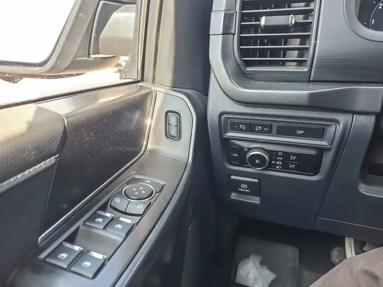 Ford F-150 - Image 22