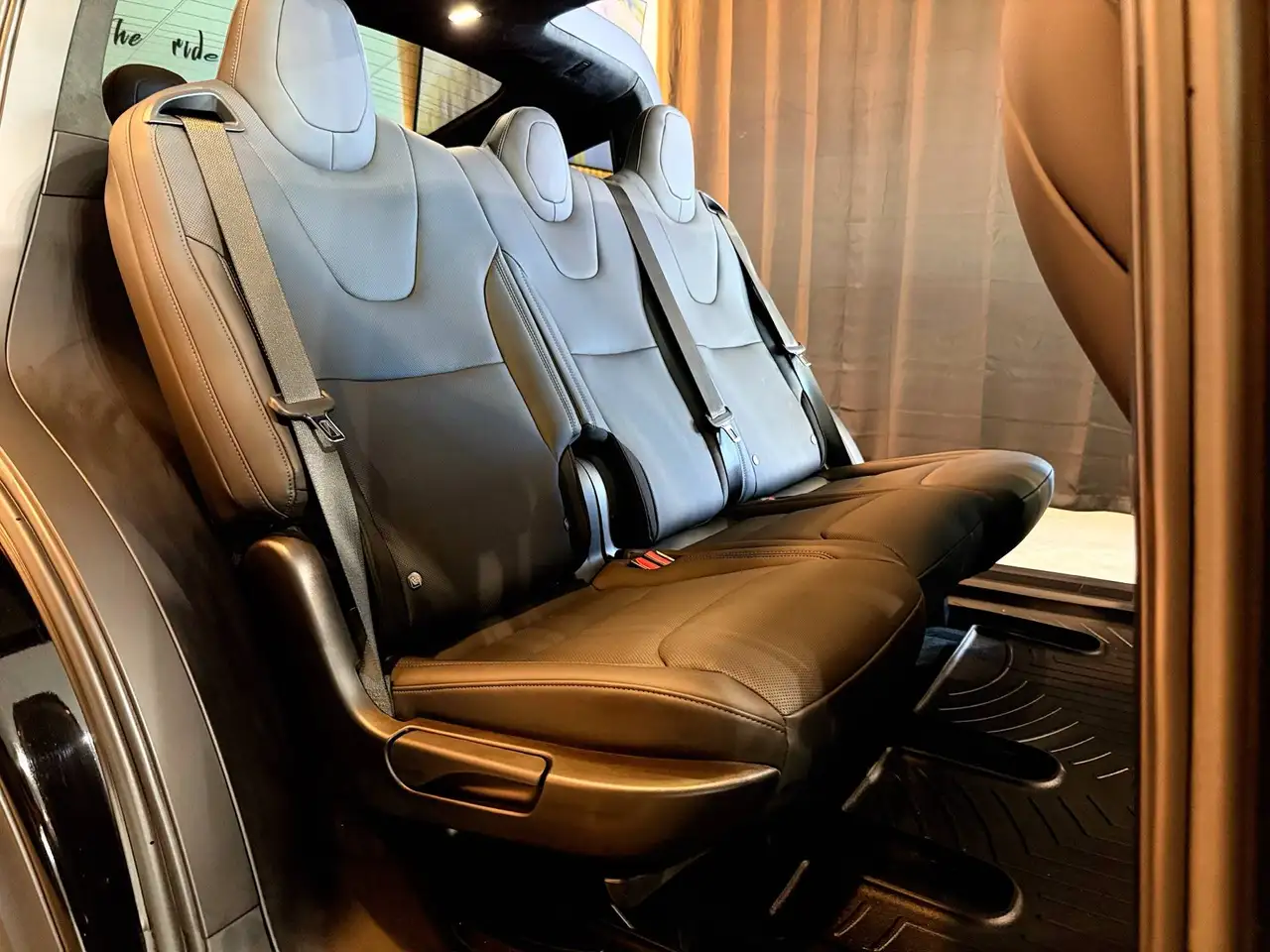 Tesla Model X - Image 10