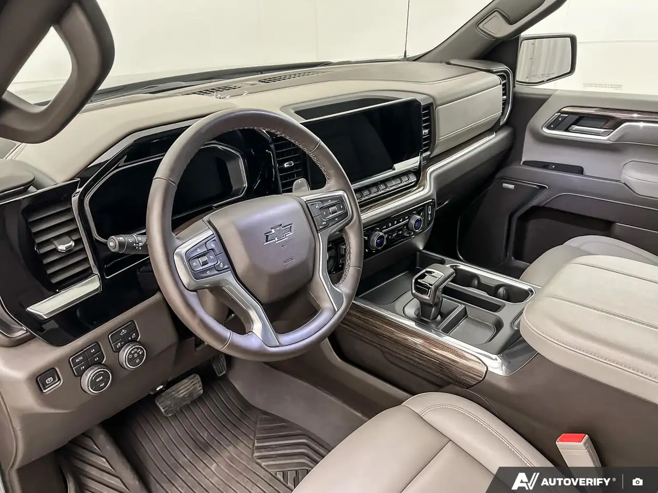Chevrolet Silverado 1500 - Image 14