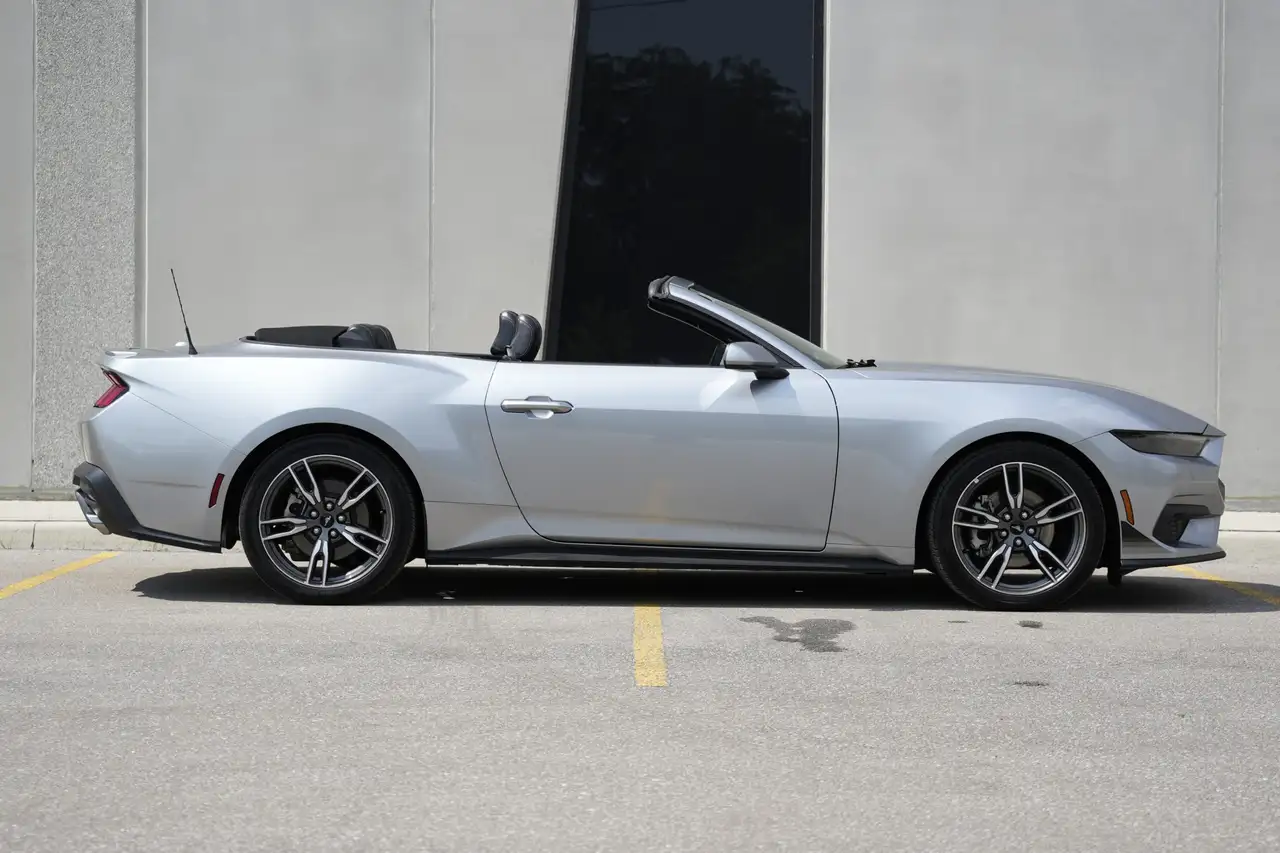 Ford Mustang - Image 5