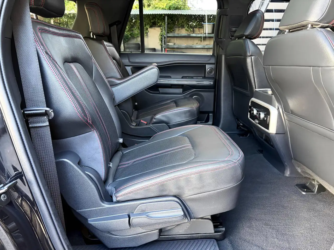 Ford Expedition - Image 18