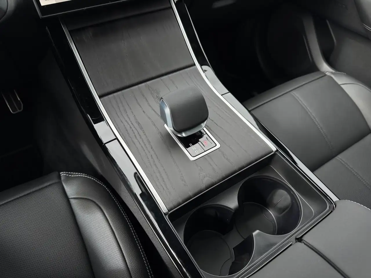 Land Rover Range Rover Velar - Image 16