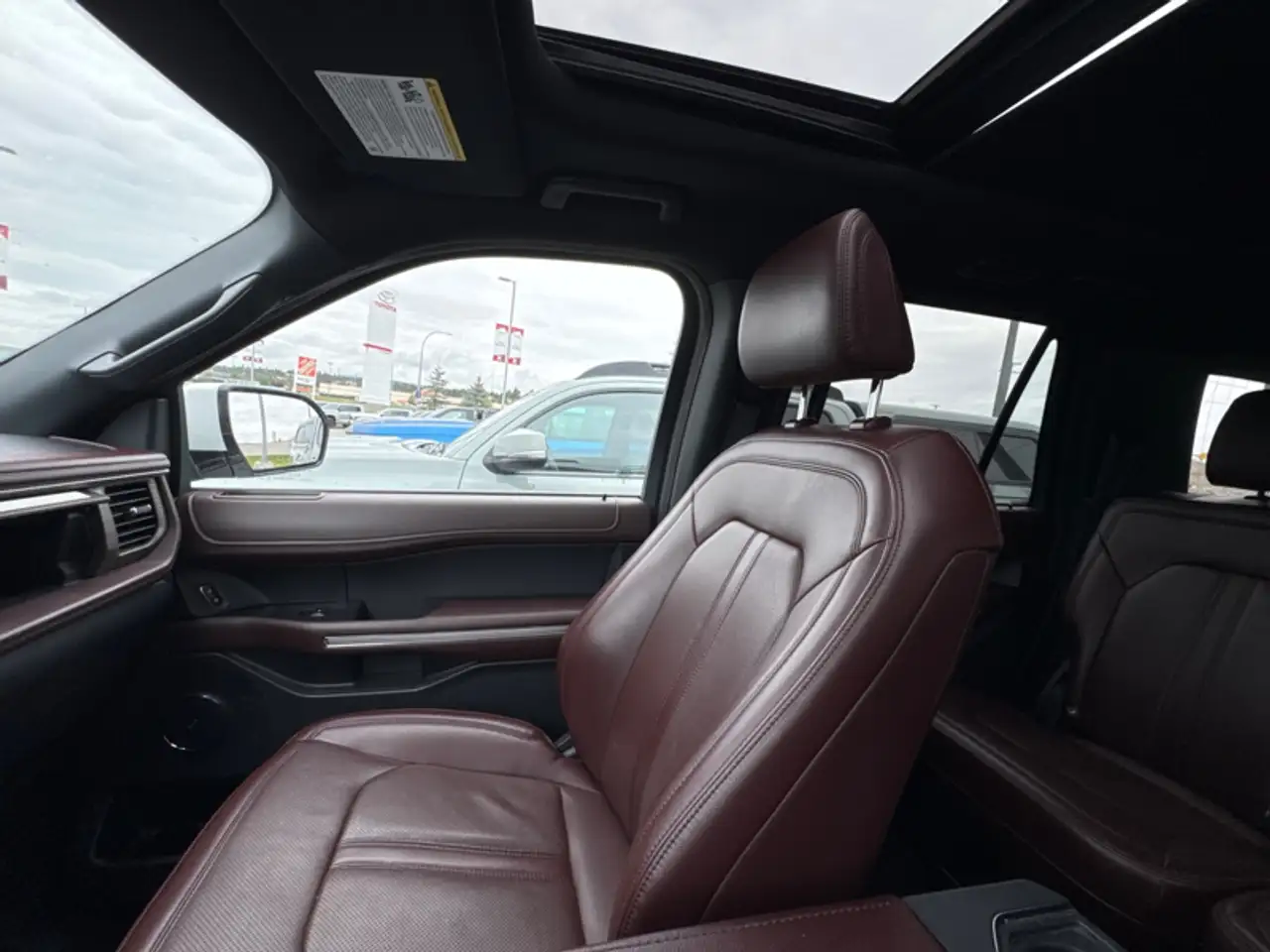 Ford Expedition - Image 12
