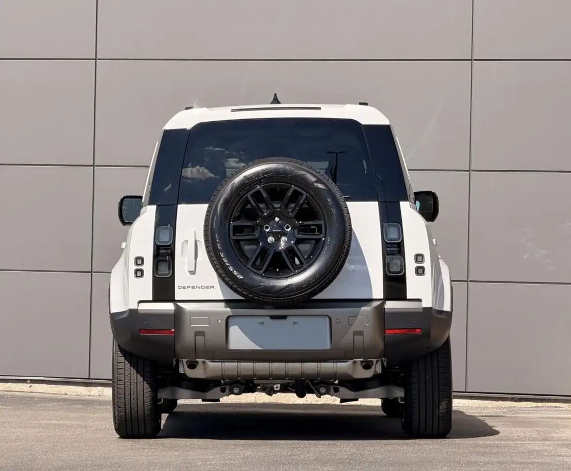 Land Rover Defender - Image 5