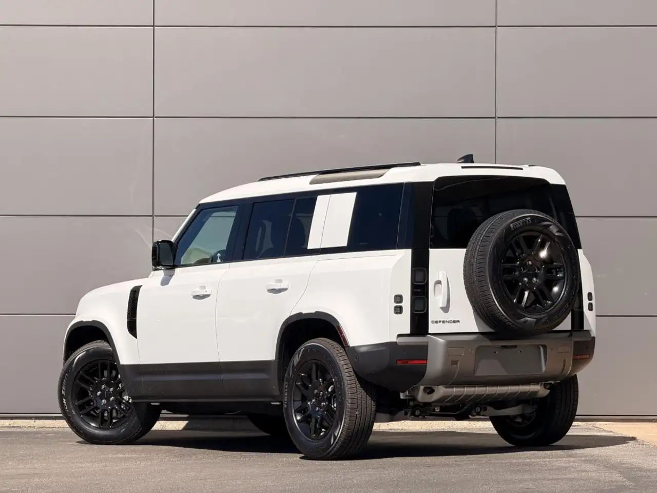 Land Rover Defender - Image 4