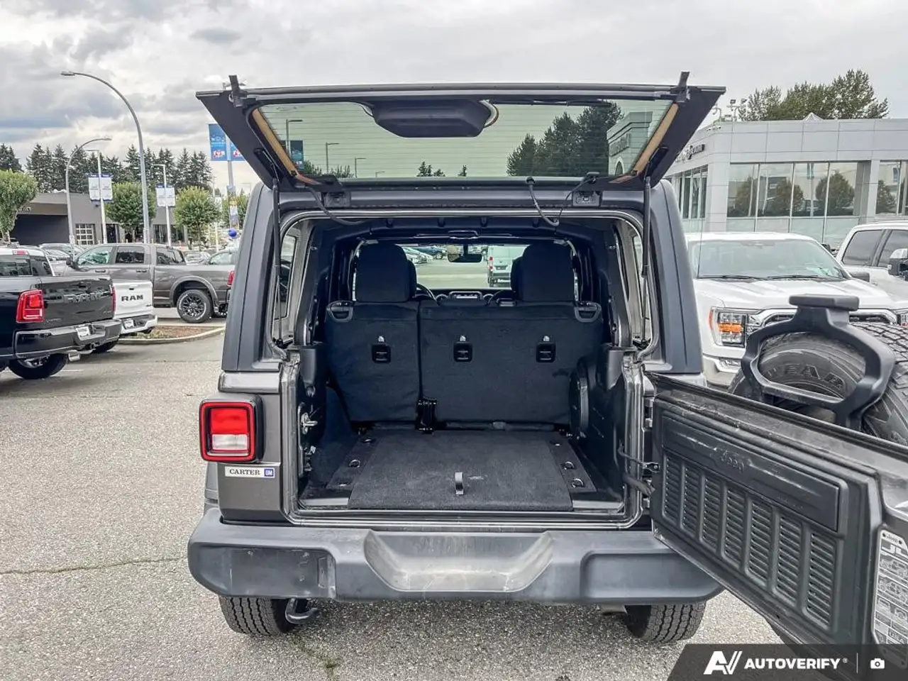 Jeep Wrangler - Image 11