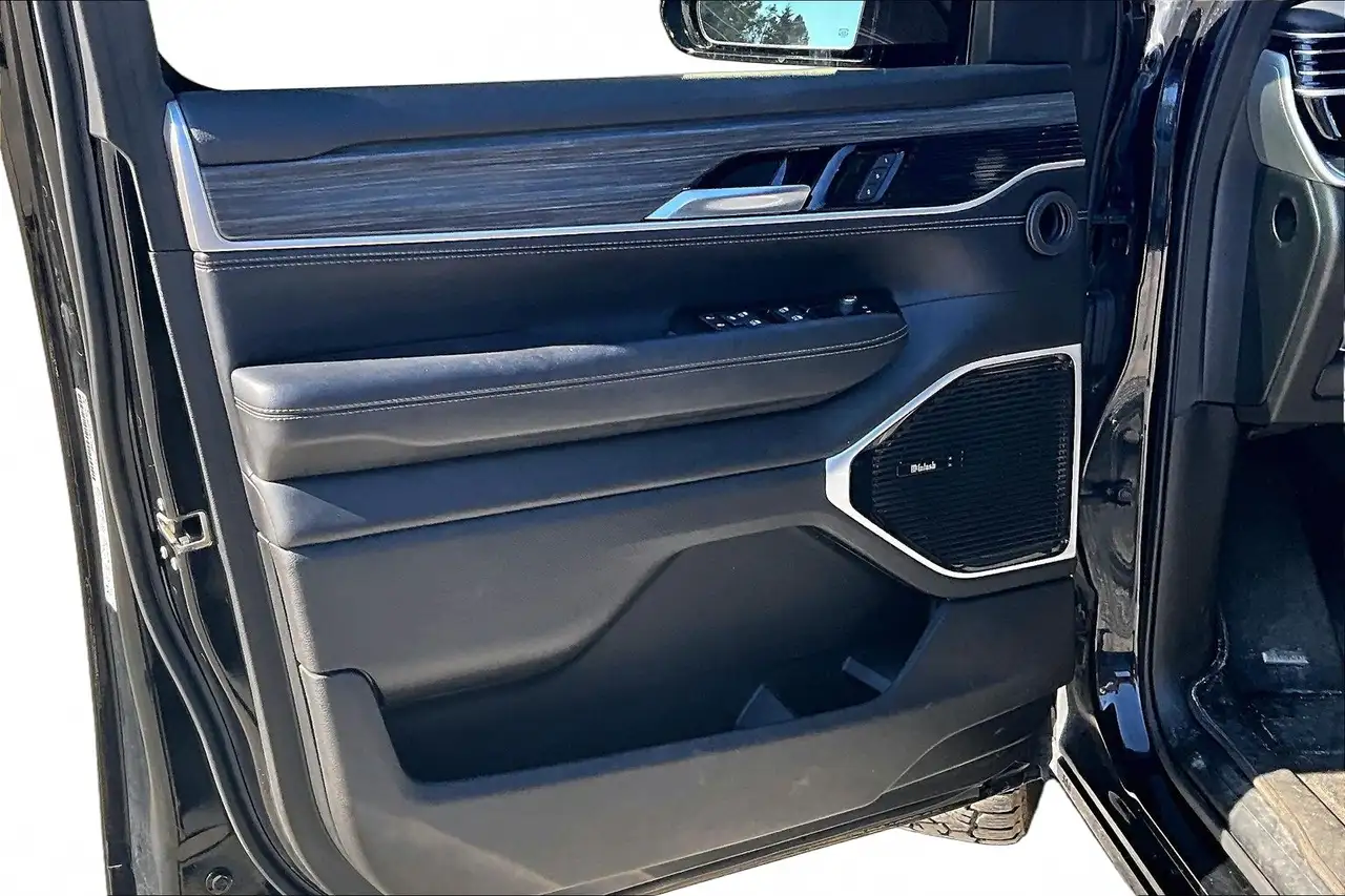 Jeep Wagoneer - Image 29